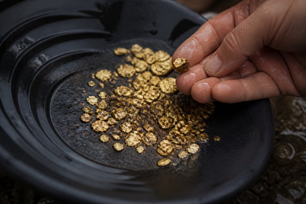 Investing in Raw Gold Flakes: What to Know Before You Buy
